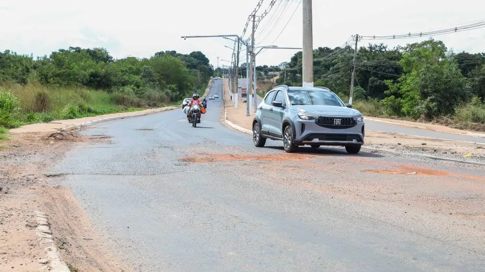 Durante vistorias técnicas realizadas pela pasta, foram identificados problemas conhecidos como “borrachudos”, deformações que comprometem a qualidade e a durabilidade do asfalto. As falhas foram constatadas tanto na pista principal quanto em ruas pavimen