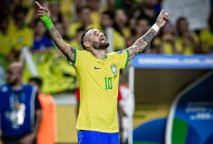 Neymar manda recado à Seleção antes da estreia e anima torcida brasileira