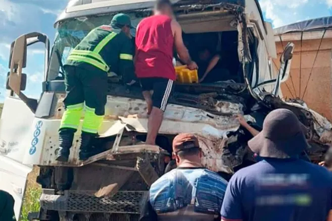 Motorista fica preso às ferragens após carreta ser atingida por semirreboque