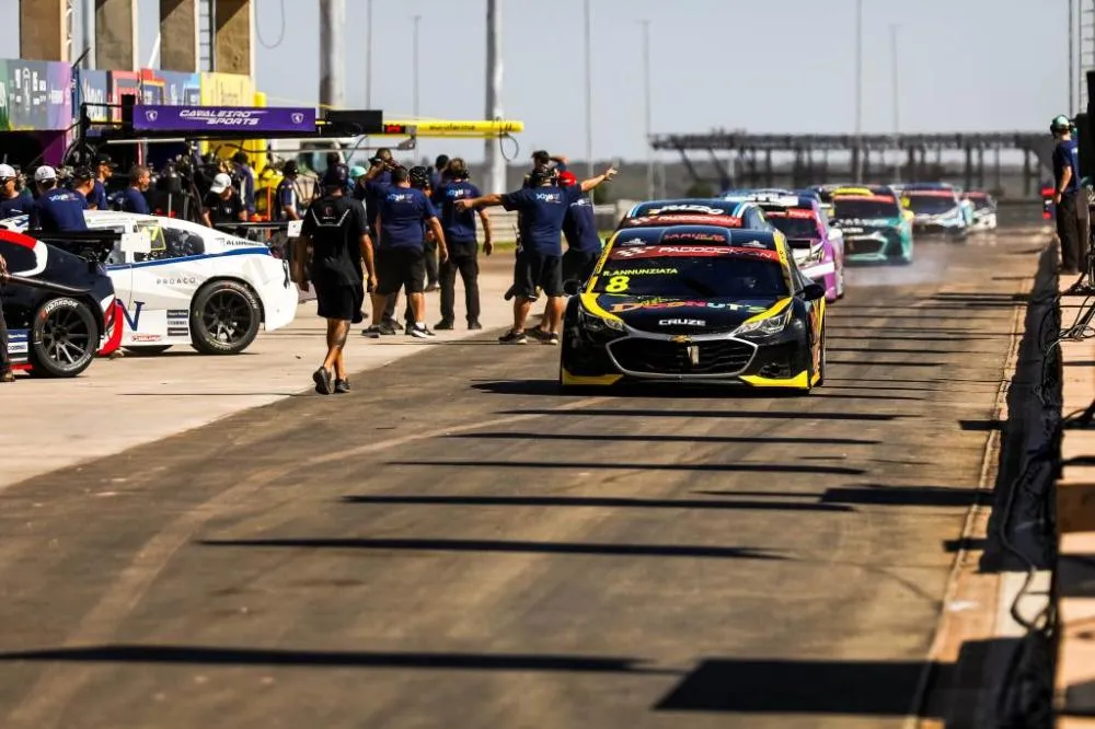 Nelsinho Piquet vence em Cuiabá única prova noturna do cirtuito brasileiro de Stock Car