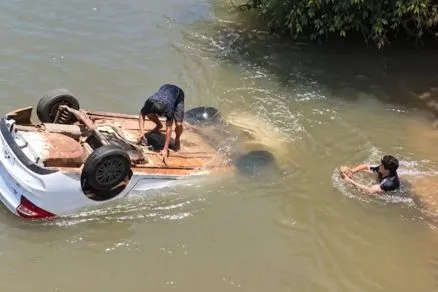 Criança é socorrida em parada cardiorrespiratória após carro cair em rio