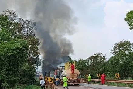 Caminhões pegam fogo após batida e deixam dois motoristas mortos em rodovia de MT