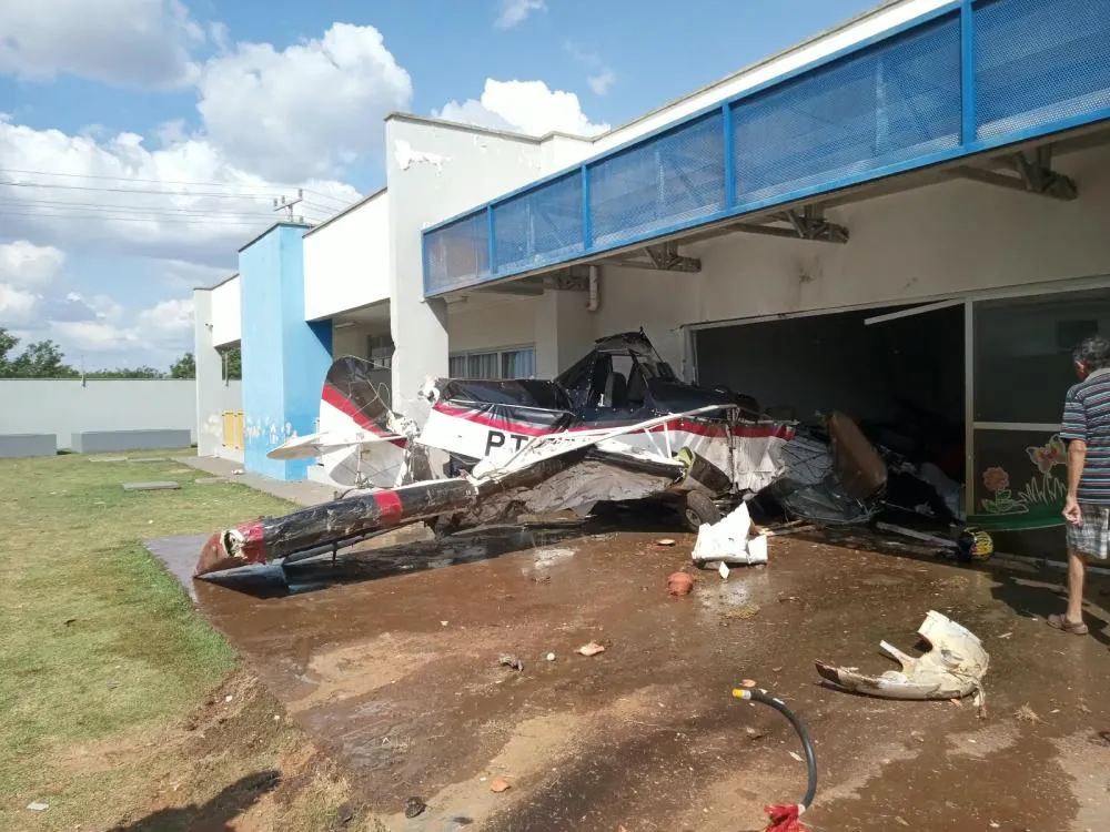 Avião cai em creche de Campo Verde, deixa piloto ferido e mobiliza autoridades