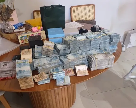 PF apreende maços de dinheiro em reais e dólares, carrões de luxo e dezenas de relógios com alvos do TCE-MT