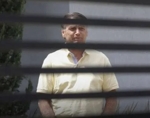 Bolsonaro começa cumprir pena de 27 anos, mas não vai para Papuda
